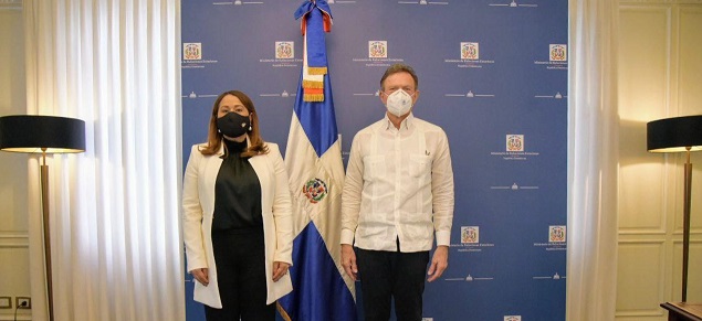  Ministra de la Mujer Mayra Jiménez se reúne con el canciller Roberto Álvarez