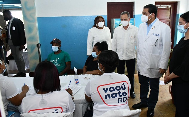  Ministro de Salud valora jornada de vacunación y respuesta a COVID-19 en Barahona