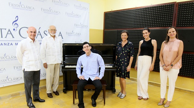  El embajador de España dona piano a la escuela de música clásica