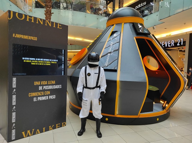  Johnnie Walker instala cápsula espacial en Ágora Mall e invita a dar el primer paso hacia un nuevo comienzo