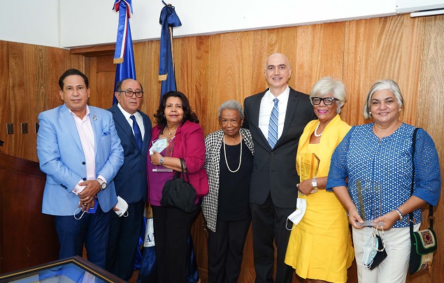  Universidad Dominicana O&M reconoce ejecutivos, directivos y empleados en un solemne acto