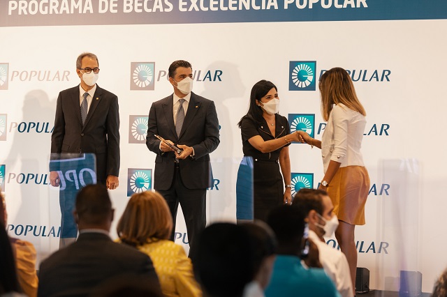  Banco Popular entrega becas