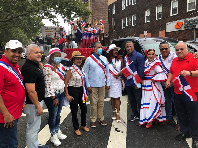  Dominicanos desfilan en Newark