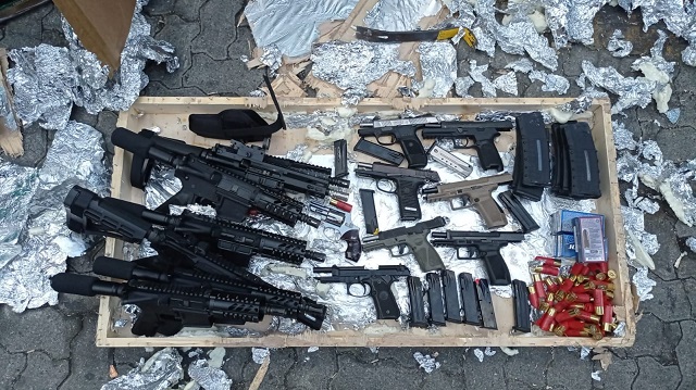  DGA decomisa 33 armas de fuego y municiones en puerto de Haina Oriental