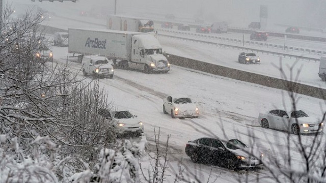 Tormenta invernal golpea el este de EEUU; cientos de miles sin electricidad