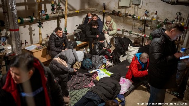  Los soldados rusos entran en Kiev; ataques dejan más de 100 muertos y unos 100,000 desplazados en Ucrania