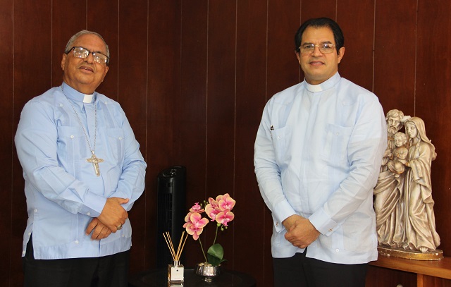  Monseñor Benito Ángeles recibe visita del rector de la PUCMM, padre Secilio Espinal