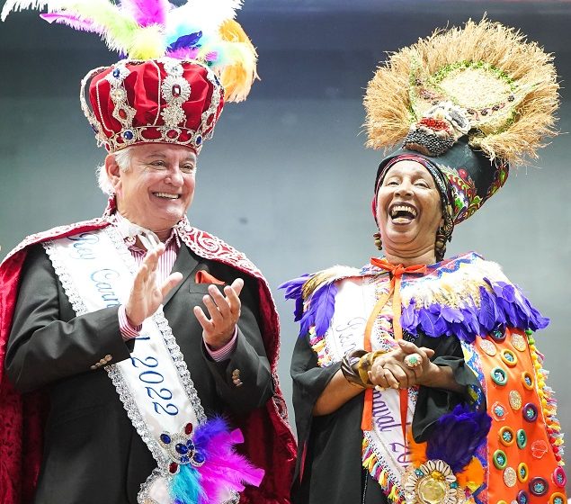 Ministra de Cultura corona a Cuquín Victoria y Marily Gallardo como rey y reina del Desfile Nacional de Carnaval 2022
