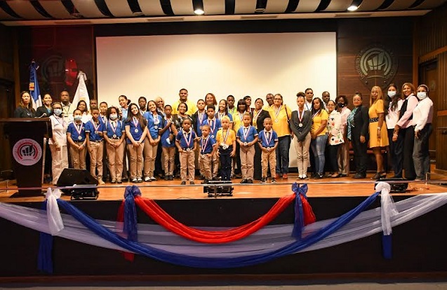  Regional 10-Educación reconoce a 38 estudiantes meritorios de centros educativos públicos