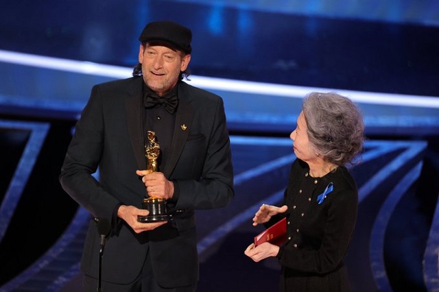  Troy Kotsur, actor sordo, emociona al ganar un Oscar por ‘CODA’