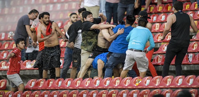  Una batalla campal entre aficionados en un estadio de México acaba con al menos 26 heridos