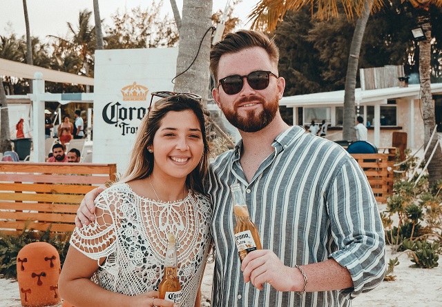  Cerveza Corona crea el primer bar de arena 100% natural