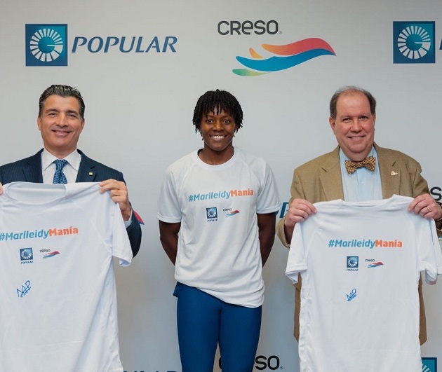  Banco Popular firma a la medallista olímpica Marileidy Paulino