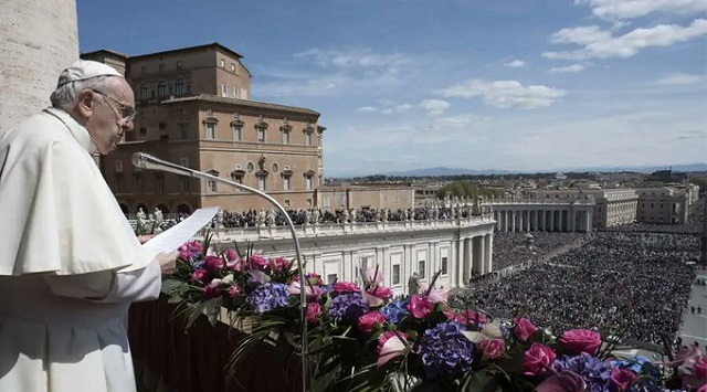  El Papa Francisco presidió una emotiva y festiva Misa del Domingo de Resurrección ante 50 mil personas reunidas en la plaza de San Pedro 