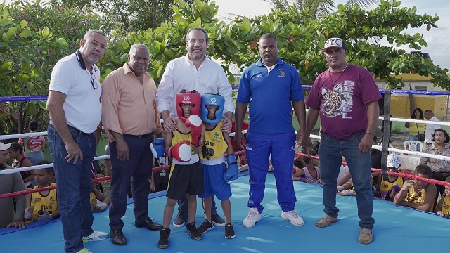  Viceministro Alberto Rodríguez entrega ring de boxeo a club Salomé Ureña de Cenoví
