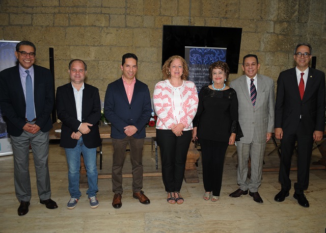  Presentan libro Escribir otra isla