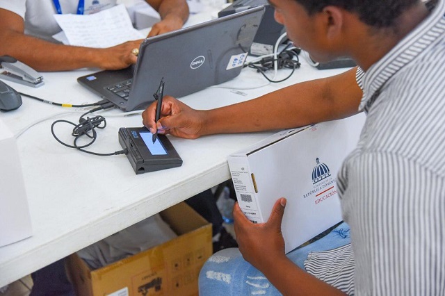  Educación concluye entrega de equipos tecnológicos en La Vega