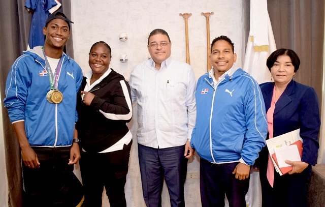  Ministro Camacho se compromete a seguir ayudando a los atletas especiales