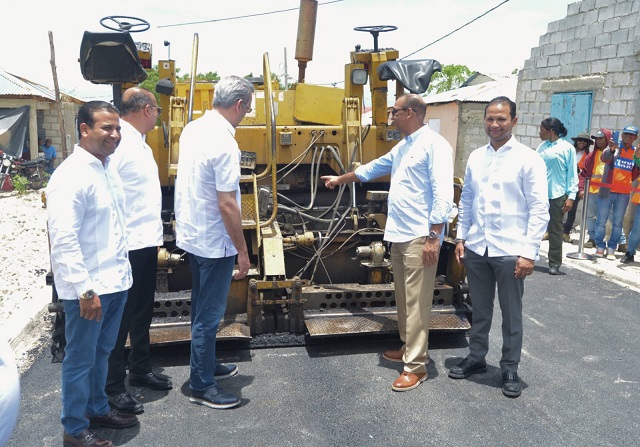  Presidente Abinader y el ministro de Obras Públicas supervisan plan de asfalto ejecuta el MOPC en la provincia Bahoruco