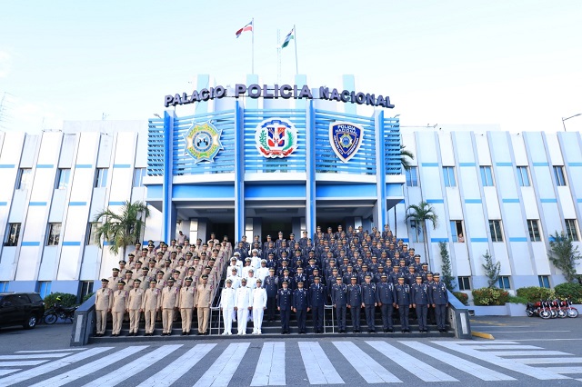  Presidente Abinader emite decretos para restructurar el sistema educativo de la Policía Nacional