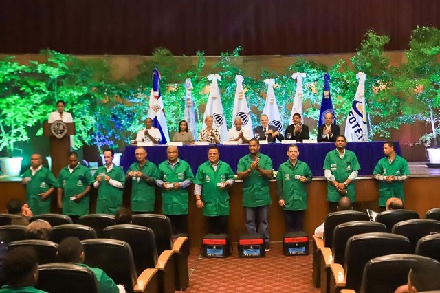  Medio Ambiente participa en graduación 242 nuevos gestores ambientales bautizados como “Héroes De Capa Verde” 