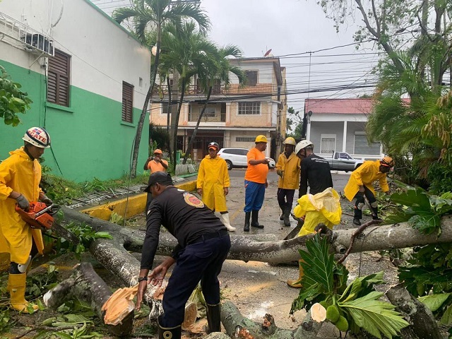  Ministerio de Medio Ambiente a través de los directores provinciales y municipales, colaboran con organismos de socorro ante el paso del huracán Fiona