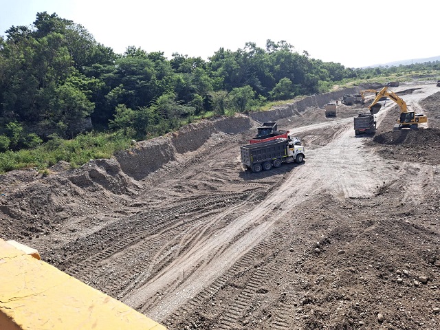  Medio Ambiente incauta equipos y detiene extracciones de agregados en el río Jura, Azua 