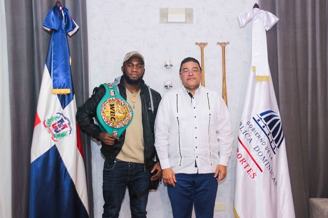  Ministro de Deportes recibe campeón mundial de boxeo Carlos «Caballo Bronco» Adames