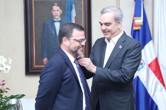  Presidente Luis Abinader otorga la ciudadanía dominicana al senador estatal Luis Sepúlveda