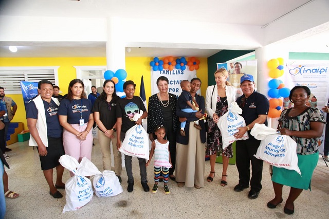  Programa Mundial de Alimentos e Inaipi entregan canastas de alimentos para familias  afectadas por huracán Fiona.