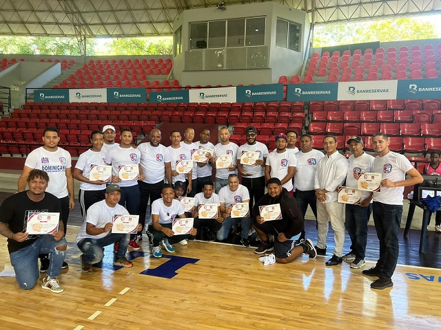  Colegio Nacional de entrenador baloncesto filial provincia Duarte celebra exitoso curso de iniciación