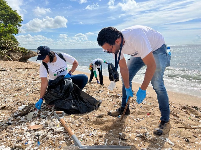  SNS realiza jornada de limpieza playa en Güibia