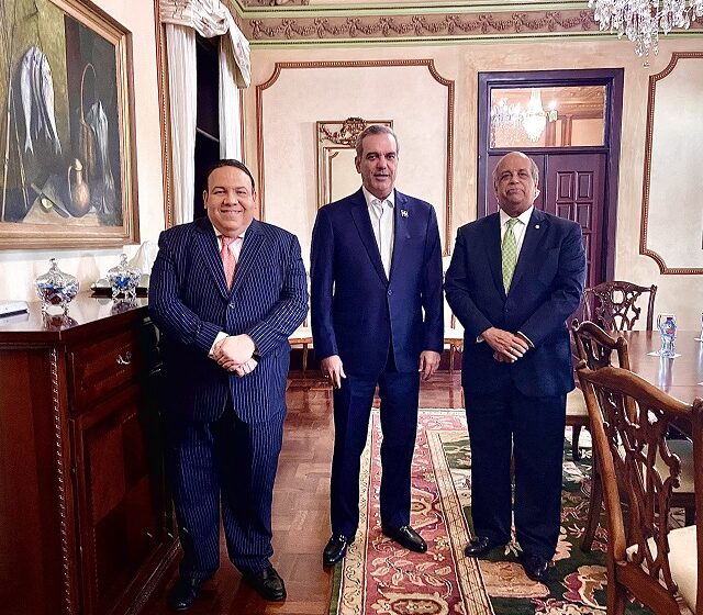  Representantes de la Academia Dominicana de la Historia tratan con presidente Abinader importancia de la formación de docentes y alumnos