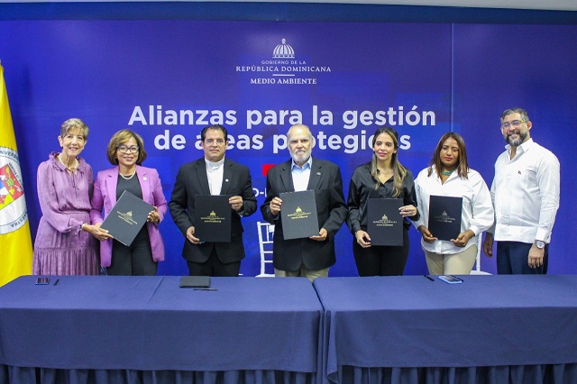  Medio Ambiente firma acuerdo de co-manejo para refuerzo en la gestión del Refugio de Vida Silvestre Bahía de Luperón