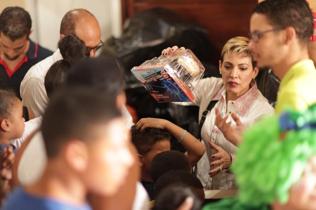  Julieta Tejada integrante de la Fuerza del Pueblo entrega juguetes en la Provincia Espaillat