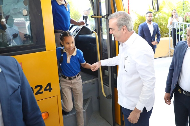  Presidente Abinader lanza moderno programa piloto de Movilidad Escolar