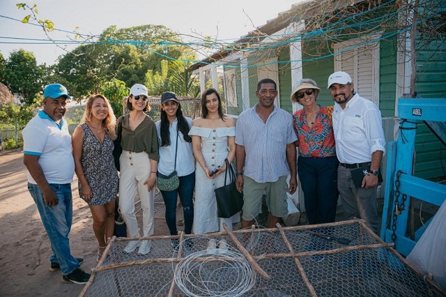  Habitantes de Isla Saona disfrutan por primera vez de la proyección al aire libre de dos películas gracias a la energía limpia