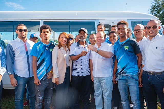  Ministro Paliza entrega tres modernos autobuses a estudiantes y deportistas en la provincia de Puerto Plata