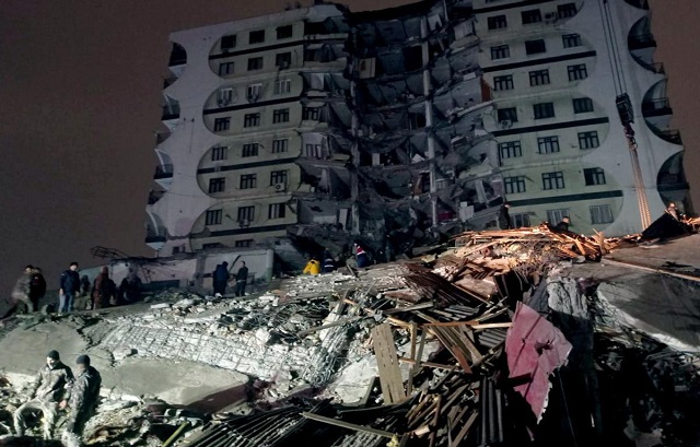  Dramático panorama: Al menos 1,600 muertos en un terremoto de 7,8 en el sur de Turquía y el norte de Siria