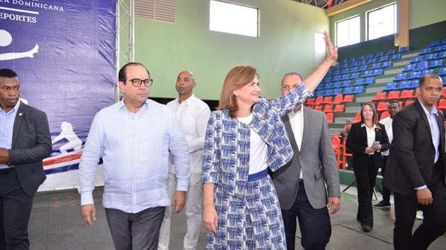  Vicepresidenta Raquel Peña encabeza entrega remozado polideportivo del Club San Carlos con inversión de RD 12 millones