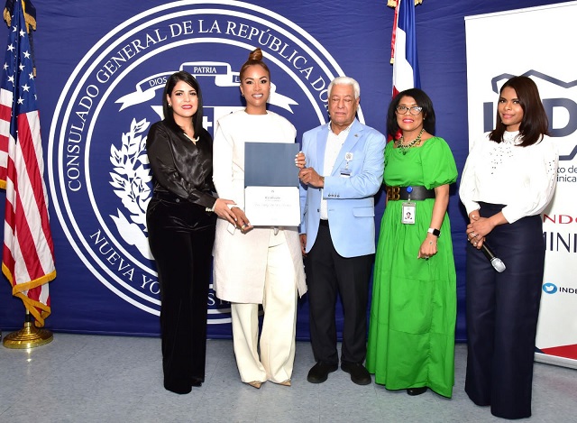 Yily de los Santos es reconocida  por Consulado Dominicano de New York
