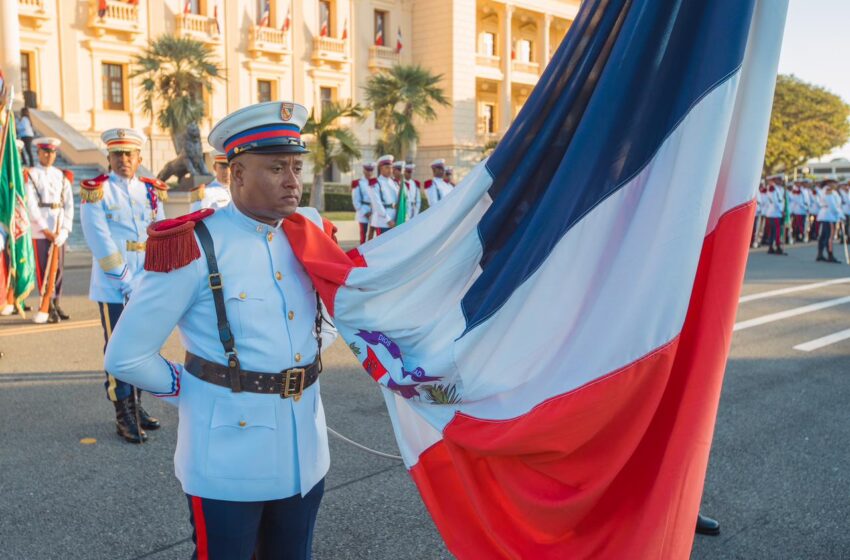  Celebran vistosa ceremonia en las escalinatas del Palacio Nacional en honor a la bandera