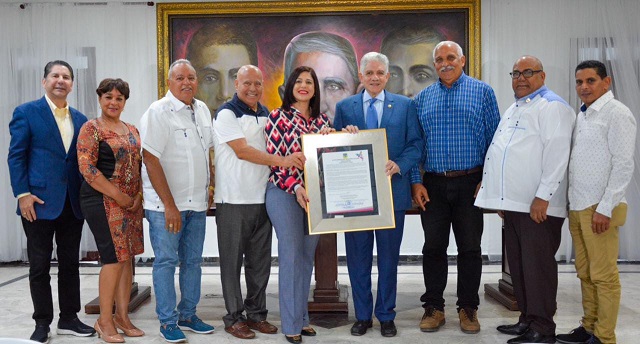  Ayuntamiento de Salcedo declara a Eduardo Estrella como Visitante Distinguido