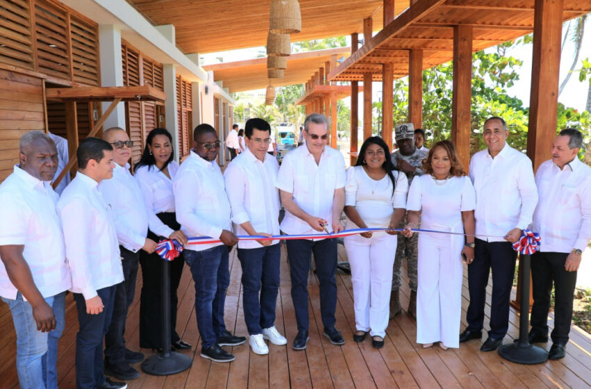  Presidente Abinader inaugura plazas de vendedores en playa Guayacanes, con una inversión superior a RD 143 millones