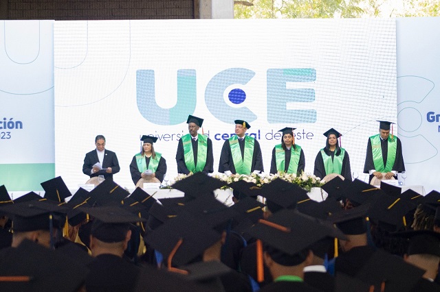  UCE gradua 316 nuevos profesionales