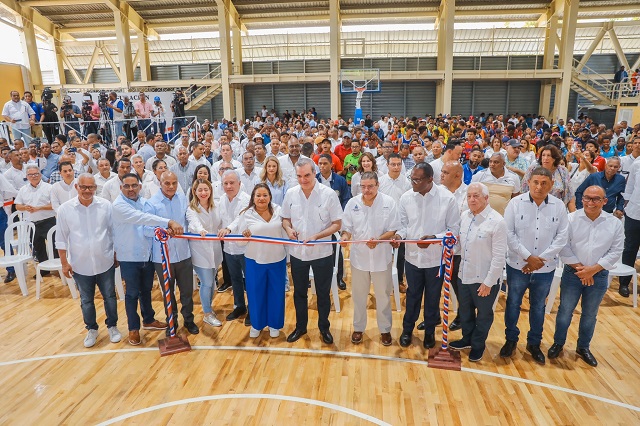  Presidente Luis Abinader entrega remozado multiuso en Los Alcarrizos y otras obras en el Centro Olímpico