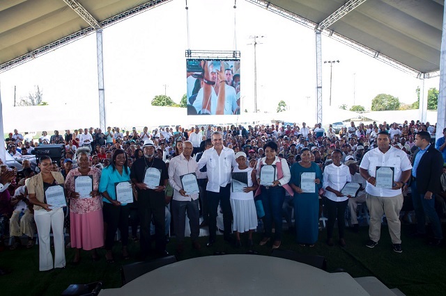 Presidente Abinader entrega 2,289 títulos de propiedad a familias de Sabana Grande de Boyá