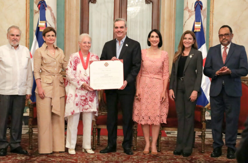  Presidente Abinader concede Orden Heráldica de Cristóbal Colón a la señora Rosa Margarita Bonetti, mejor conocida como Pirigua