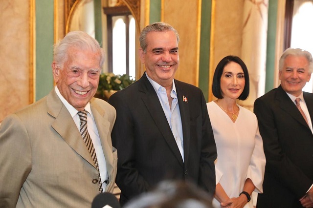  Presidente Abinader concede nacionalidad dominicana al Nobel de Literatura Mario Vargas Llosa
