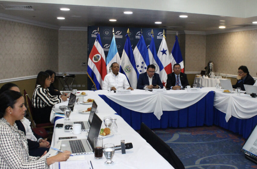  Defensoría del Consumidor El Salvador y miembros de CONCADECO reconocen a RD por buen manejo de la inflación